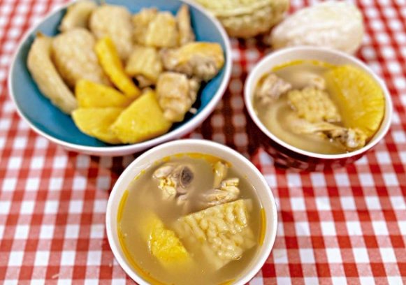 新鮮鳳梨苦瓜雞湯