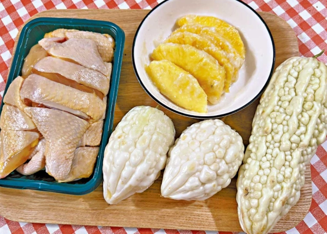 鳳梨苦瓜雞湯食譜 鳳梨苦瓜雞湯食譜