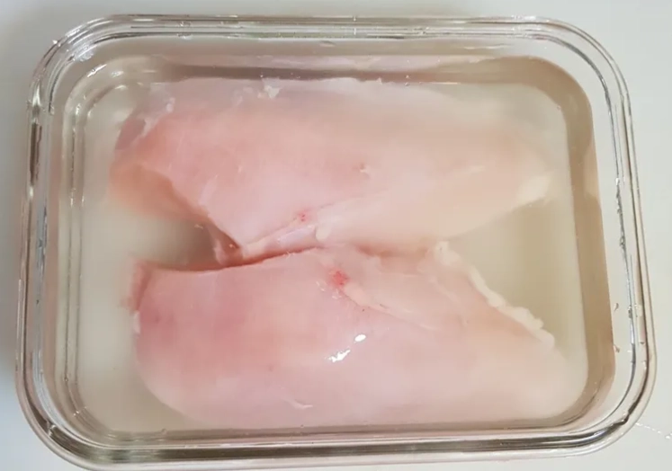 雞肉泡鹽水比例終極指南：計算公式、實作步驟與常見錯誤
