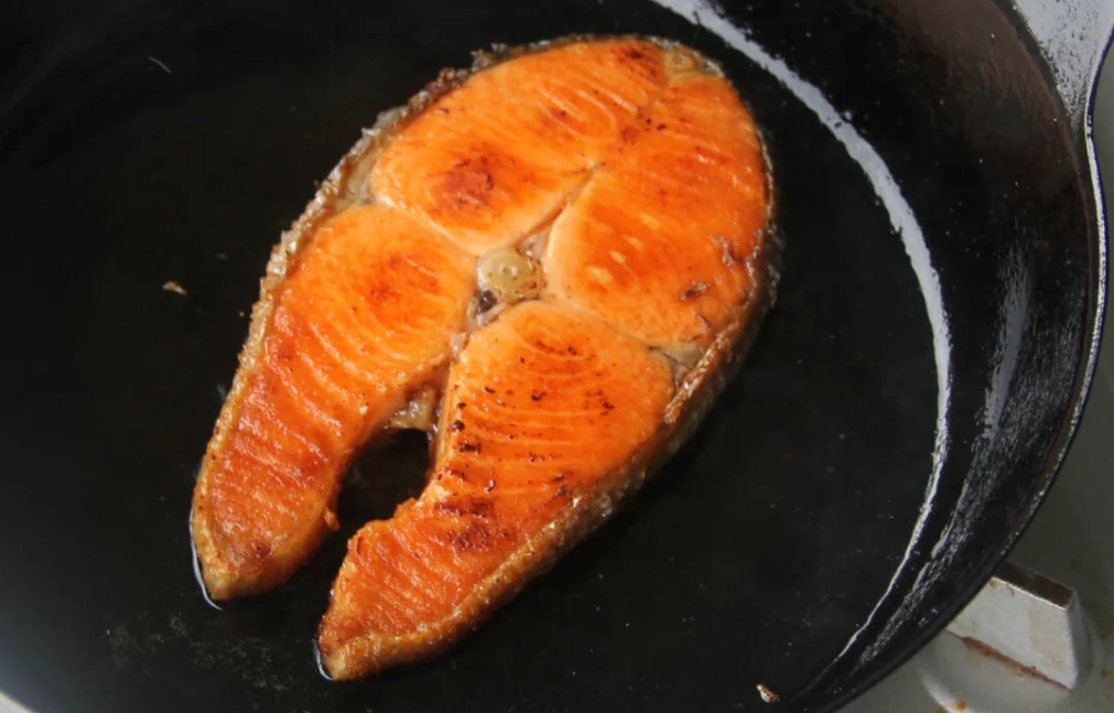 煎鮭魚要放油嗎